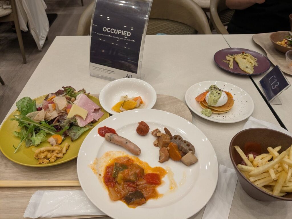 Buffet at Grand Mercure Okinawa Zanpa Cape Resort
（グランドメルキュール沖縄残波岬リゾートのビュッフェ）  普段の野菜不足を解消できる、彩り豊かな野菜の盛り合わせ (A colorful assortment of local  vegetables to make up for a lack of daily greens)