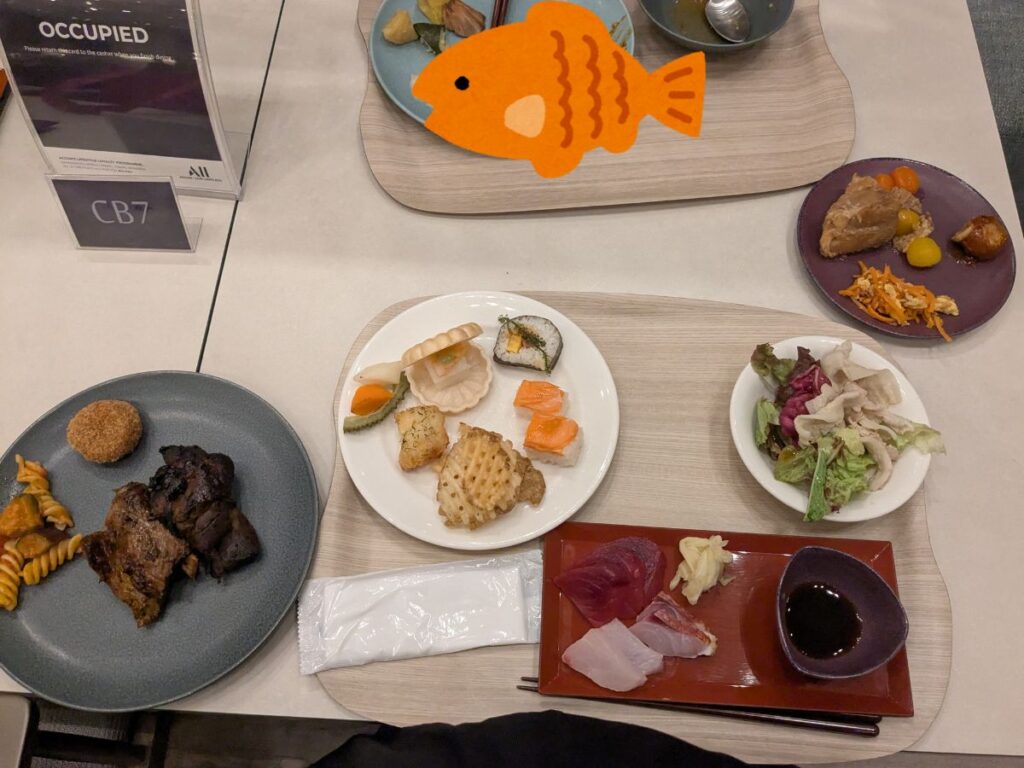 Buffet at Grand Mercure Okinawa Zanpa Cape Resort
（グランドメルキュール沖縄残波岬リゾートのビュッフェ）
どれも主役級！種類豊富なメインディッシュの盛り合わせプレート (A plate of assorted high-quality main dishes from the buffet)