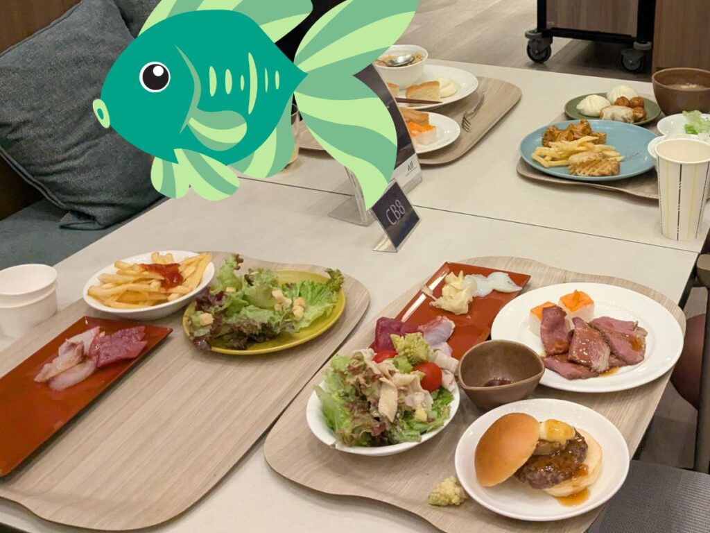 Buffet at Grand Mercure Okinawa Zanpa Cape Resort
（グランドメルキュール沖縄残波岬リゾートのビュッフェ）  大人も子供も大満足！ローストビーフ、お刺身、ハンバーガー、ポテトが並ぶ豪華な盛り合わせ (A luxurious assortment of roast beef, sashimi, hamburgers, and french fries for all ages)