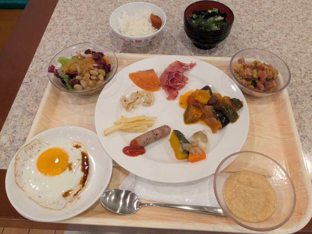 Buffet at Grand Mercure Okinawa Zanpa Cape Resort
（グランドメルキュール沖縄残波岬リゾートのビュッフェ）
　リゾートの朝を彩る豪華な朝食ビュッフェ (Elegant breakfast buffet at the resort)