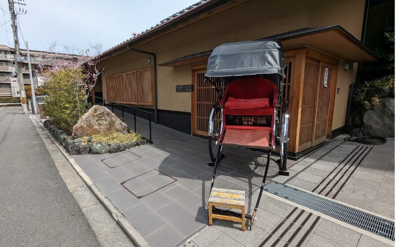 Traditional Japanese entrance and Rickshaw at Saka no Hotel Kyoto, Higashiyama. 坂のホテル京都（東山）の趣ある門構えと、入り口に置かれた人力車。