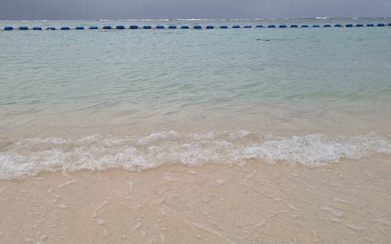 The stunning natural blue of Nirai Beach, Okinawa, even on a cloudy day. 天候が曇りでも、沖縄・ニライビーチの圧倒的な青さは健在。