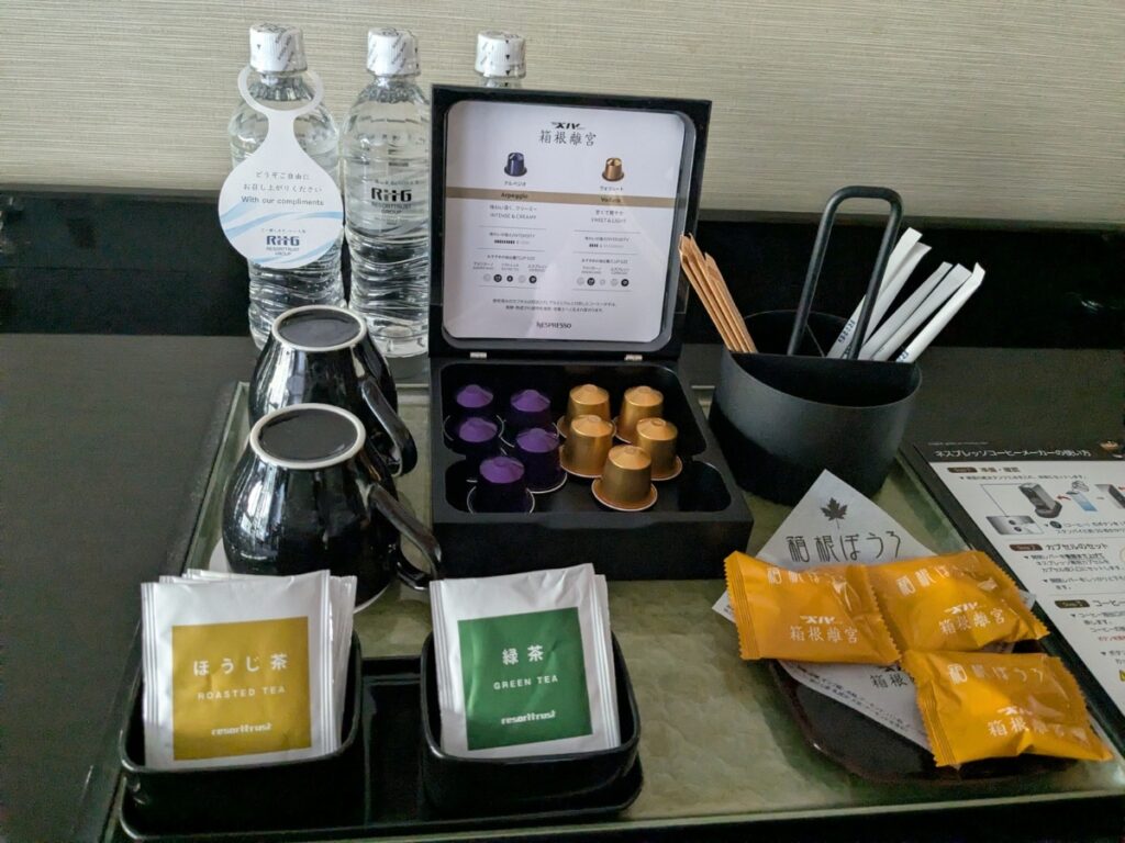 客室で手軽に本格的な一杯を楽しめる、ネスプレッソのカプセル式コーヒーメーカー / Nespresso capsule coffee machine in the guest room for a quick, authentic coffee experience.