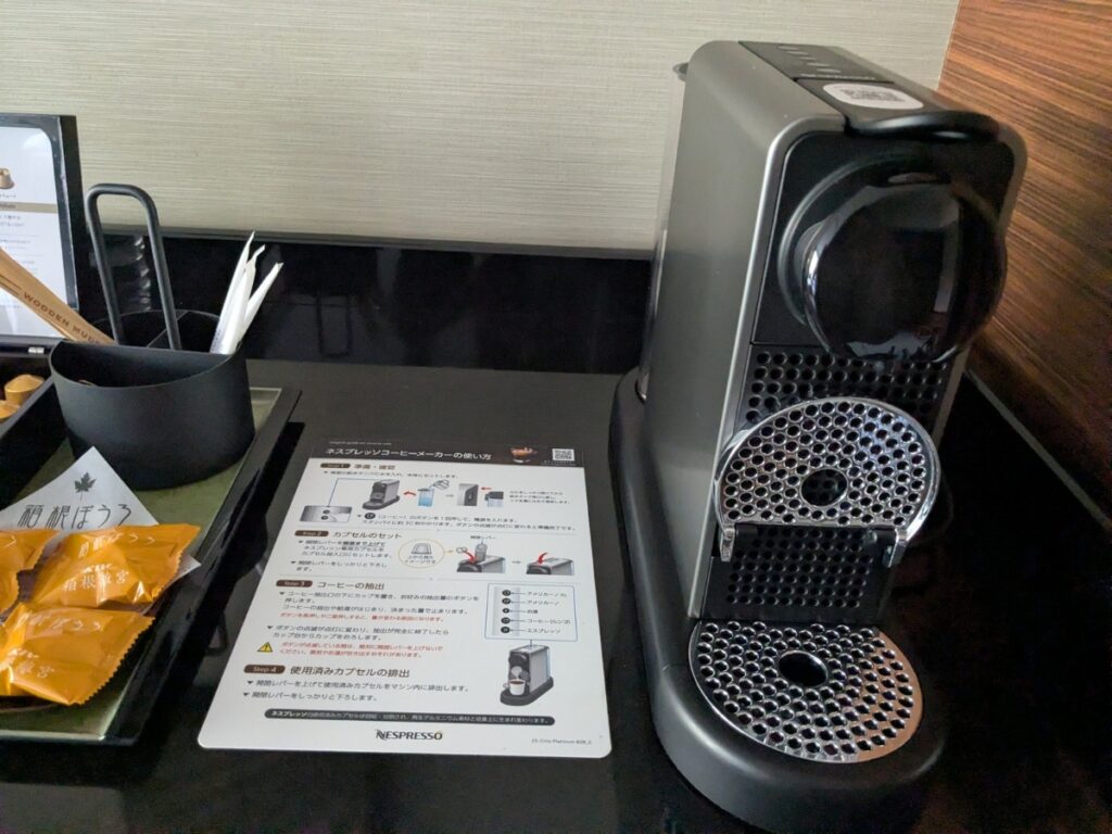 客室で手軽に本格的な一杯を楽しめる、ネスプレッソのカプセル式コーヒーメーカー / Nespresso capsule coffee machine in the guest room for a quick, authentic coffee experience.