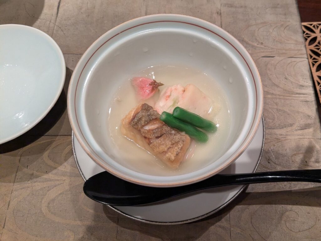 エクシブ箱根離宮「華暦」のコースで提供された桜香る春の一皿 / Spring dish with a hint of cherry blossoms served at Hanagoyomi, XIV Hakone Rikyu.