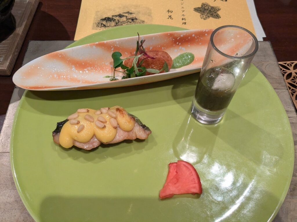 なめらかでふわふわな食感の揚げ物料理 / Smooth and fluffy deep-fried dish from the course menu.