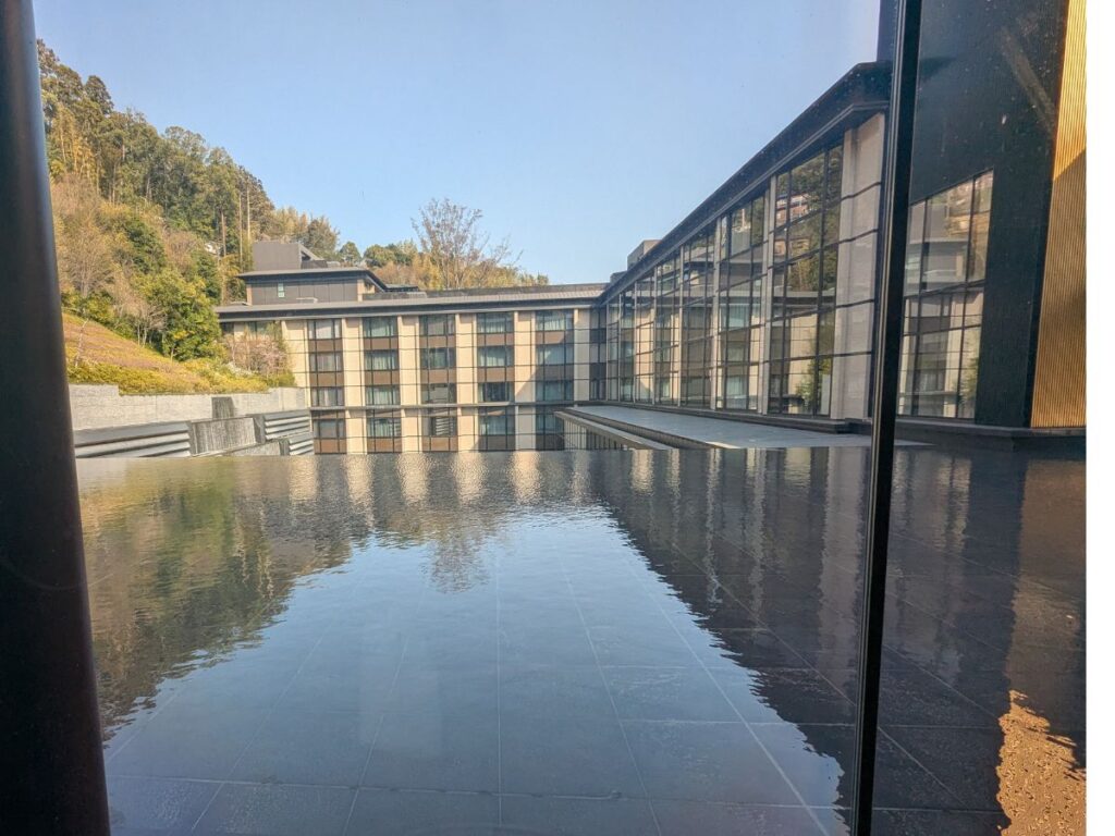 水庭が美しいモダンなデザインのエクシブ湯河原離宮の外観 / Modern exterior of XIV Yugawara Rikyu featuring a beautiful water garden.
