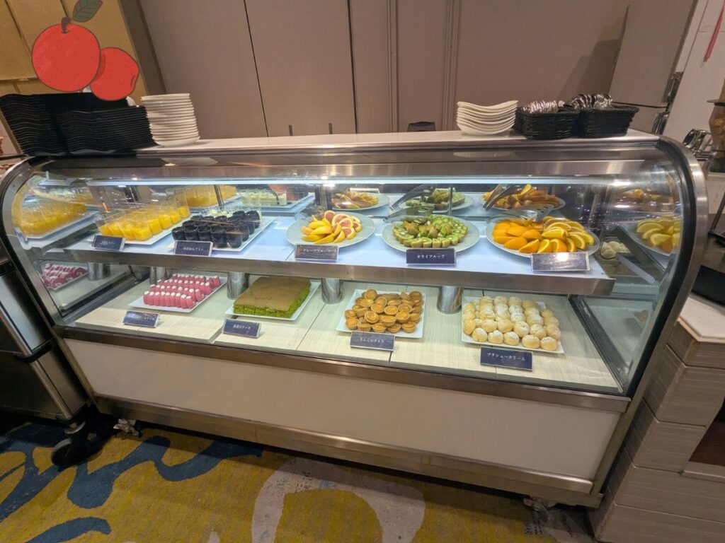 食後に嬉しい季節のフルーツと一口デザート (Seasonal fruits and bite-sized desserts)