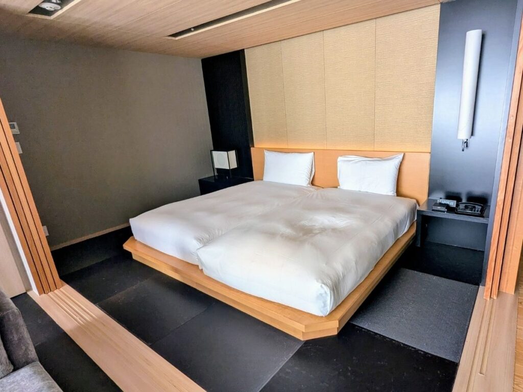 落ち着いた和モダンの内装が魅力的なエクシブ湯河原離宮の客室 / Japanese-modern style guest room with a relaxing atmosphere at XIV Yugawara Rikyu.