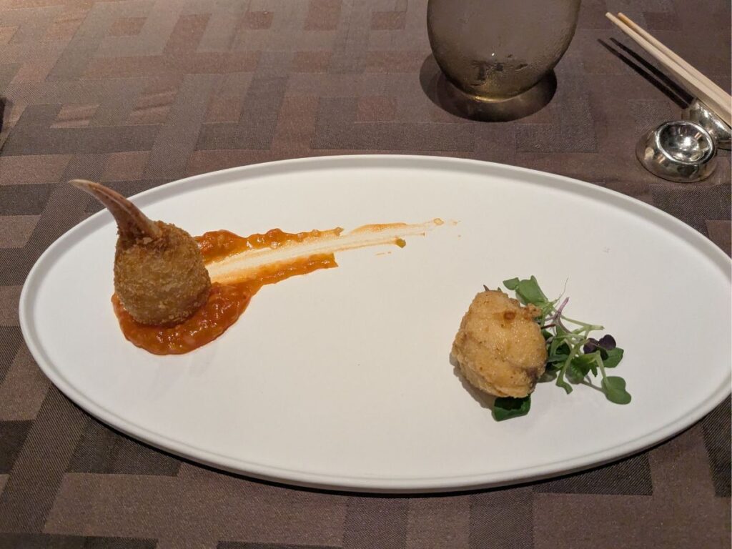 広東式揚げ物二種盛り合わせ (Assorted Cantonese style deep-fried dishes)