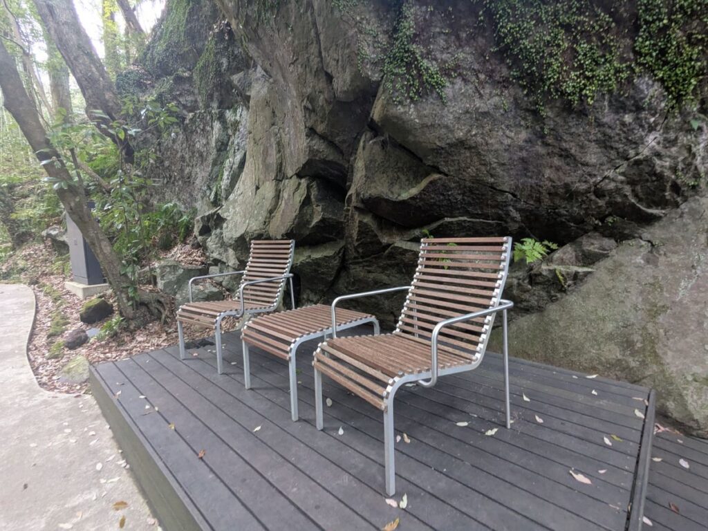 散策の途中でリラックスできる、万葉公園内の心地よい休憩スペース / Relaxing rest area in Manyo Park, perfect for taking a break during a stroll.