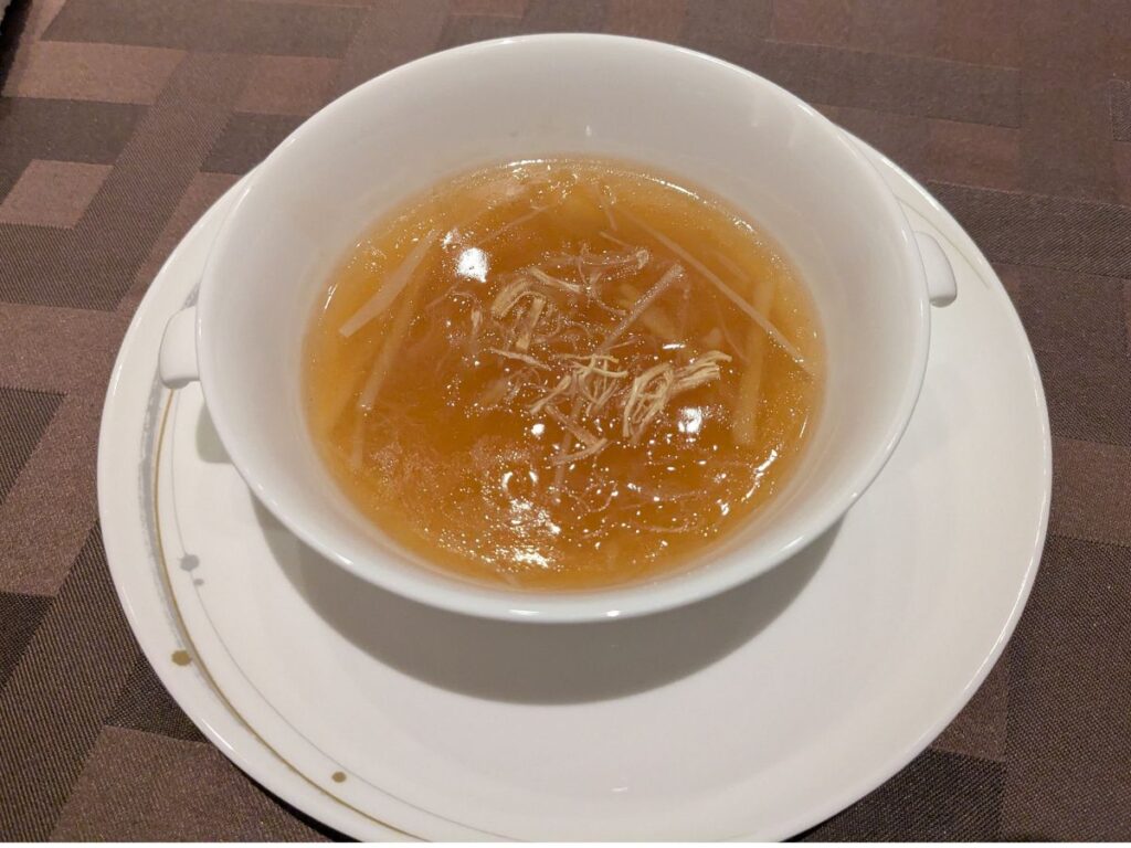 干し貝柱と衣笠茸入り ふかひれスープ (Shark fin soup with dried scallops and bamboo fungus)