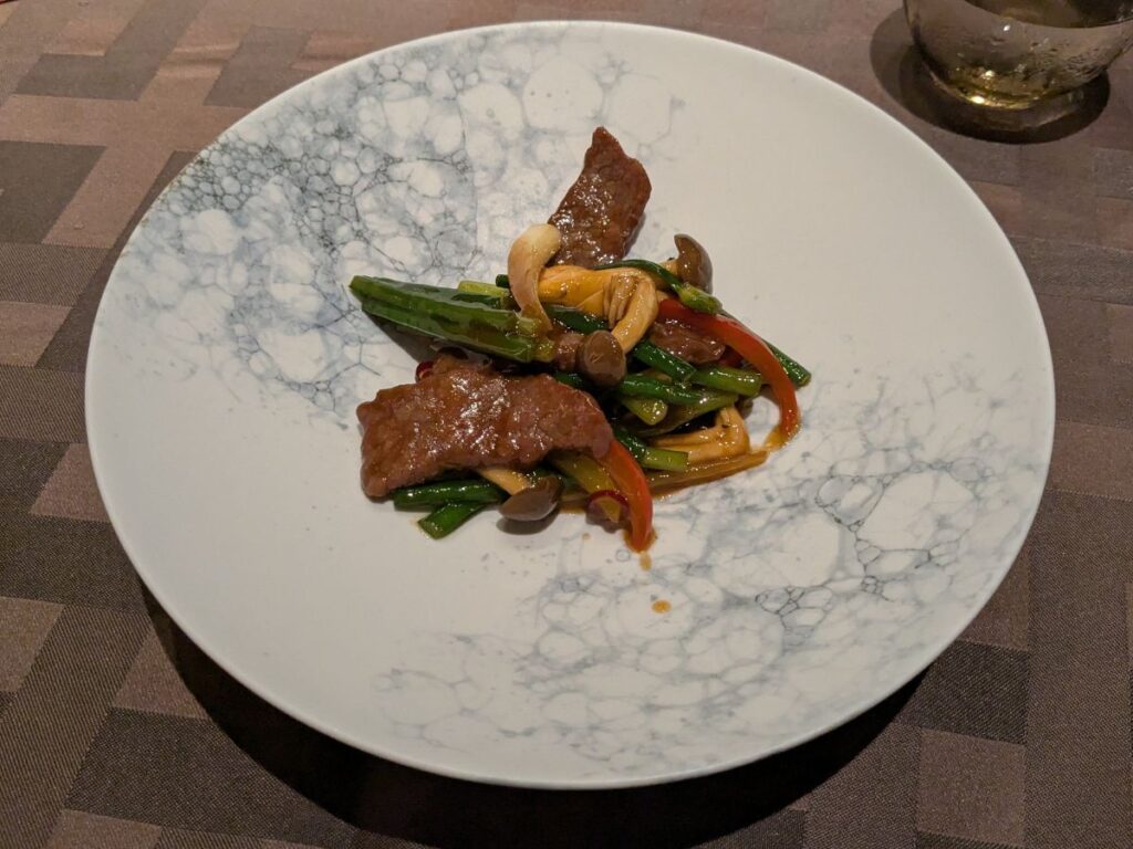 黒毛和牛モモ肉と白葱の強火炒め (Stir-fried Kuroge Wagyu beef and white scallions)