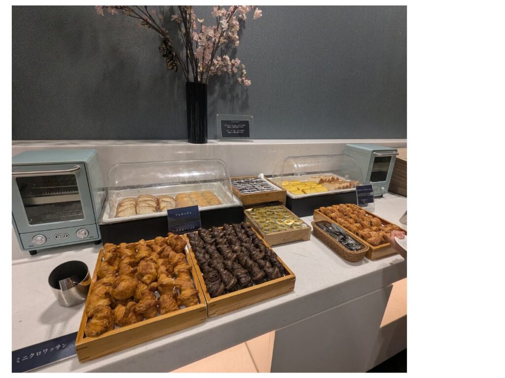 パンとサクサクのデニッシュ (bread and crispy danishes)