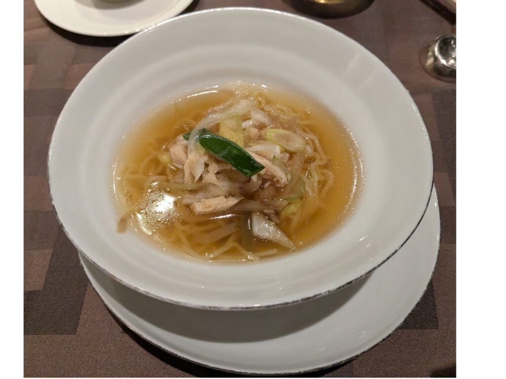 蒸し鶏と搾菜の細切り葱汁そば (Green onion noodle soup with shredded chicken and Zha cai)