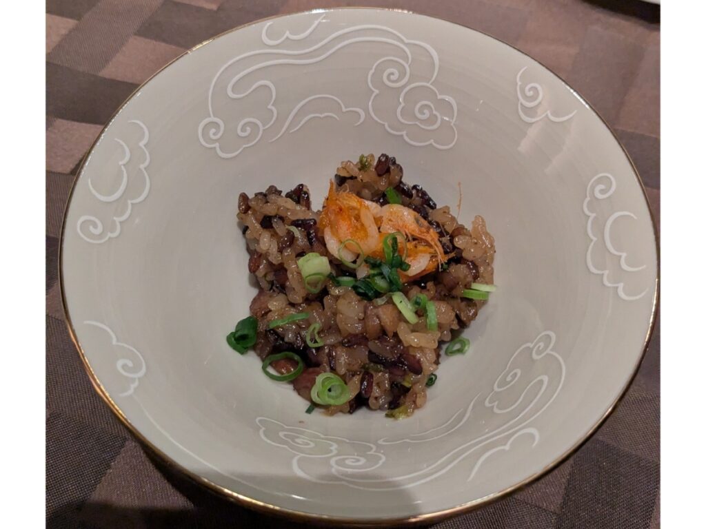 駿河湾産桜海老と修善寺黒米の中国式おこわ (Chinese-style sticky rice with Suruga Bay sakura shrimp and Shuzenji black rice)