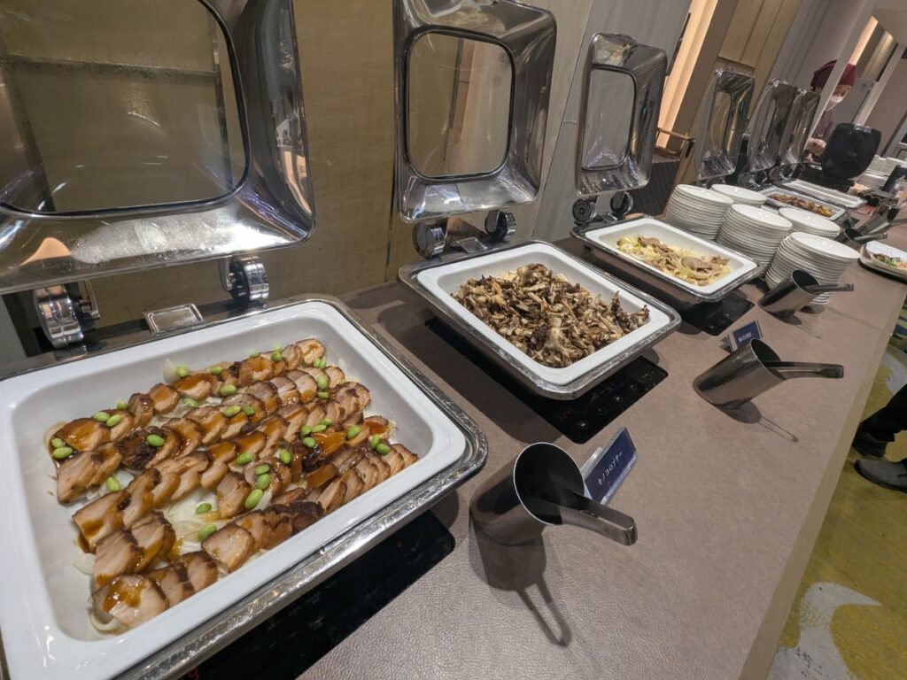 和洋折衷のメニューが豊富に並ぶ朝食バイキング (A rich variety of Japanese and Western dishes at the breakfast buffet)