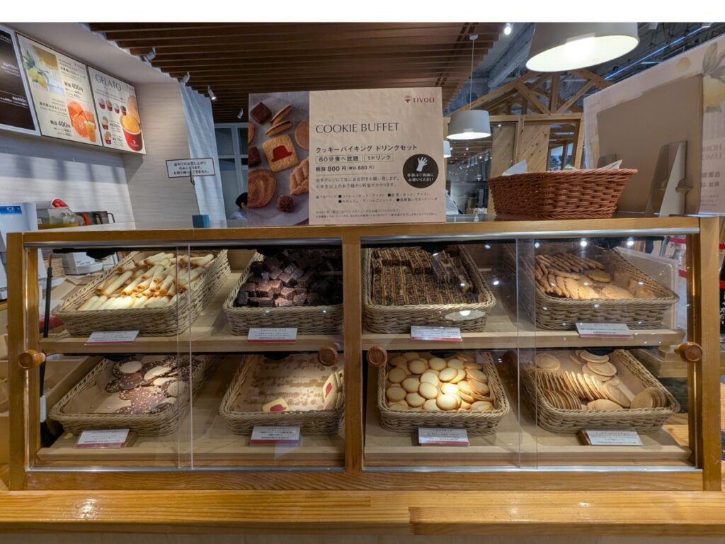ちぼりスイーツファクトリーでのクッキーバイキング (Assorted cookies at the cookie buffet in Tivoli)