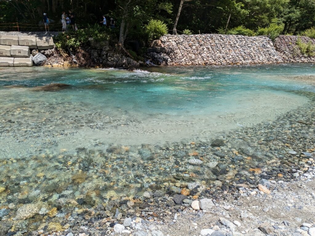 驚くほどの透明度を誇る、上高地・梓川のエメラルドグリーンの美しい水面 / The stunningly transparent emerald green water of the Azusa River in Kamikochi.