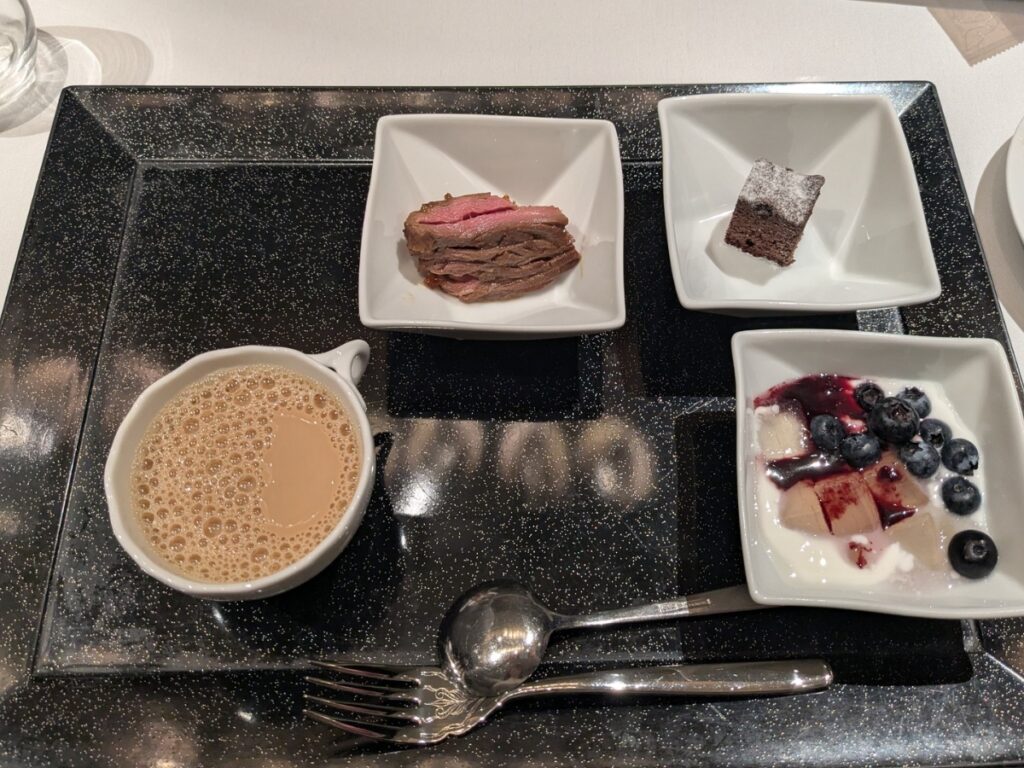 朝食ビュッフェで提供される柔らかい牛ステーキ Tender beef steak at XIV Hakone Rikyu