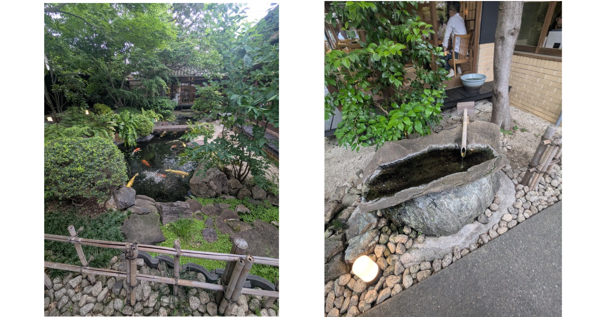 ​うな富士白壁別邸にある、和の趣を感じさせる緑豊かな日本庭園。池には錦鯉が泳ぎ、風情ある石の手水鉢や竹垣が落ち着いた雰囲気を出している。