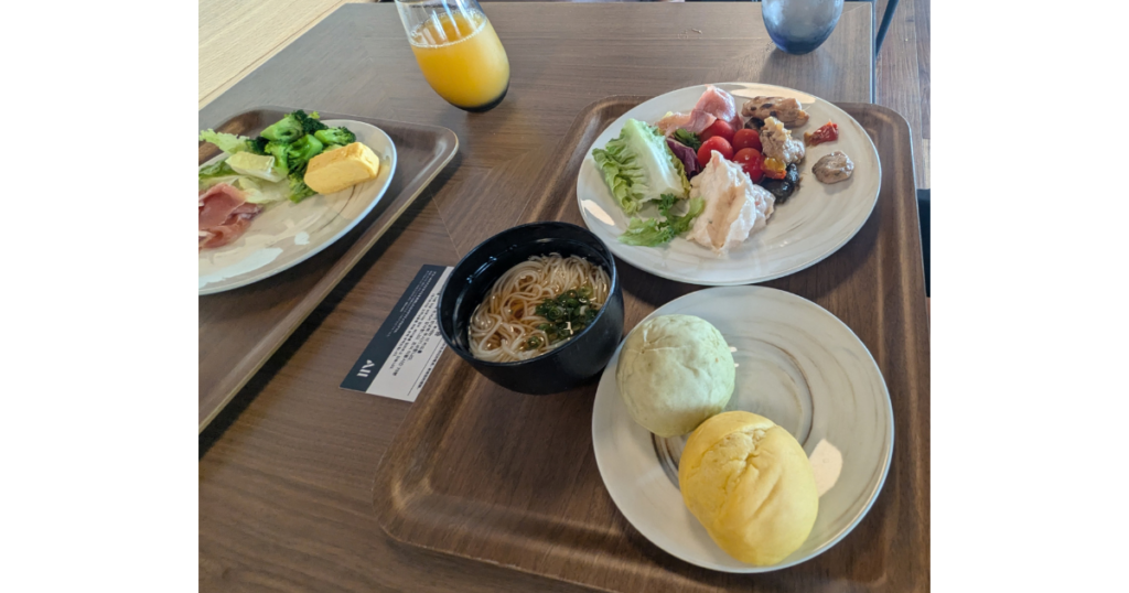豊富なメニューが揃う「ノボテル奈良」の朝食ビュッフェの料理とサラダバー (Variety of dishes and salad bar at the breakfast buffet at Novotel Nara)