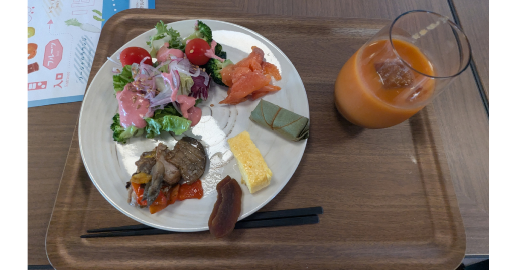 新鮮野菜のサラダとドリンクが楽しめる「ノボテル奈良」の朝食プレート (Fresh vegetable salad and drinks at the breakfast plate at Novotel Nara)