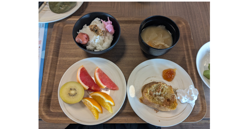 新鮮なフルーツやフレンチトーストが楽しめる「ノボテル奈良」の朝食ビュッフェメニュー (Fresh fruits and French toast at the breakfast buffet at Novotel Nara)