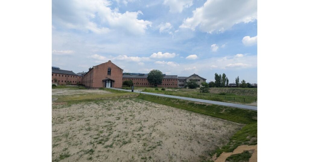 ​青空の下に広がる旧奈良監獄の敷地と赤レンガ建築