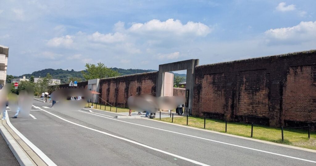 ​旧奈良監獄の入口付近と道路の風景