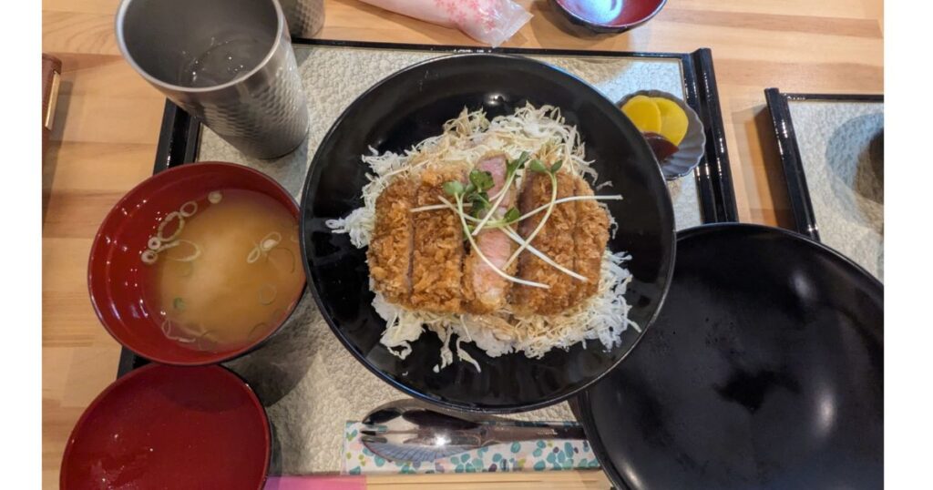 分厚いのに驚くほど柔らかい！「大和とんかつ 八重櫻」のヤマトポークの美しい断面