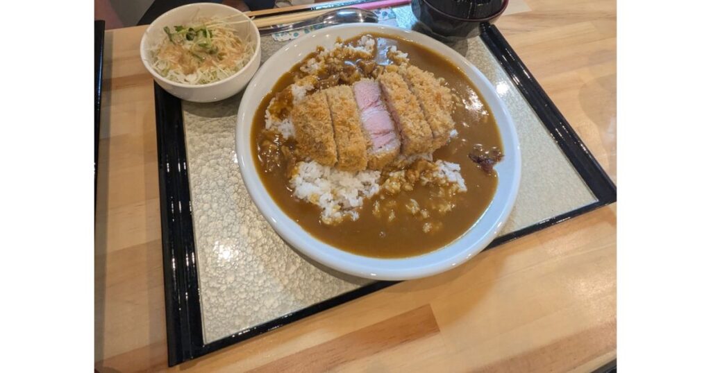 スパイスと肉の旨味が絶品な「大和とんかつ 八重櫻」の大和ポークカツカレー