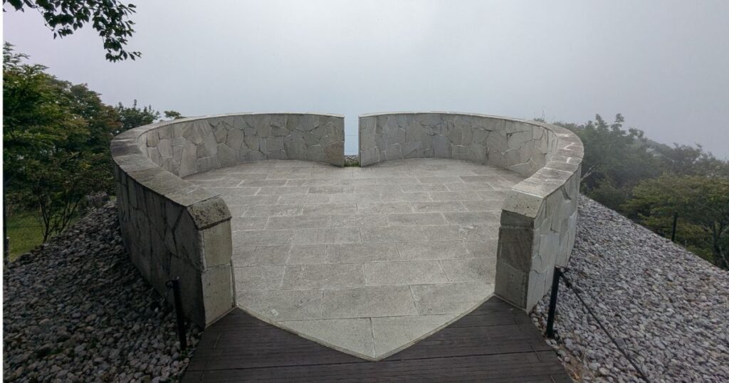 恋人の聖地としても有名なハート型の石造り展望デッキ (Heart-shaped stone observation deck famous as a romantic spot at Biwako Valley)
