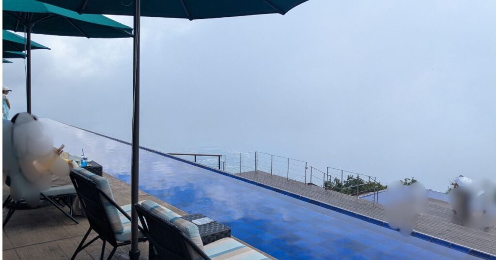 水盤が琵琶湖と一体化して見える人気の「びわ湖テラス」絶景デッキ (Famous Biwako Terrace deck with infinity pool effect reflecting Lake Biwa)
