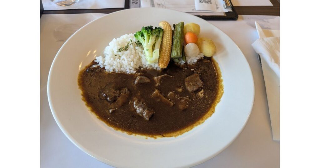 びわ湖テラスのカフェでいただいた野菜とやわらかいお肉が入ったこだわりの絶品カレー (Delicious curry with vegetables and tender meat served at Biwako Terrace cafe)
