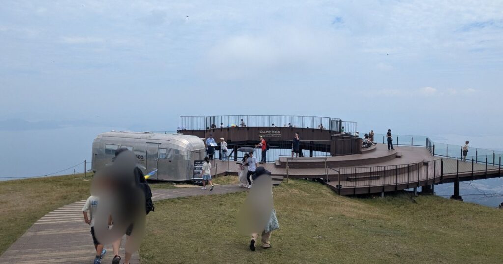 琵琶湖バレイ山頂に位置する360度のパノラマ絶景が楽しめるCafé 360のウッドデッキテラス (Wood deck terrace at Café 360 offering a 360-degree panoramic view at the summit of Biwako Valley)
