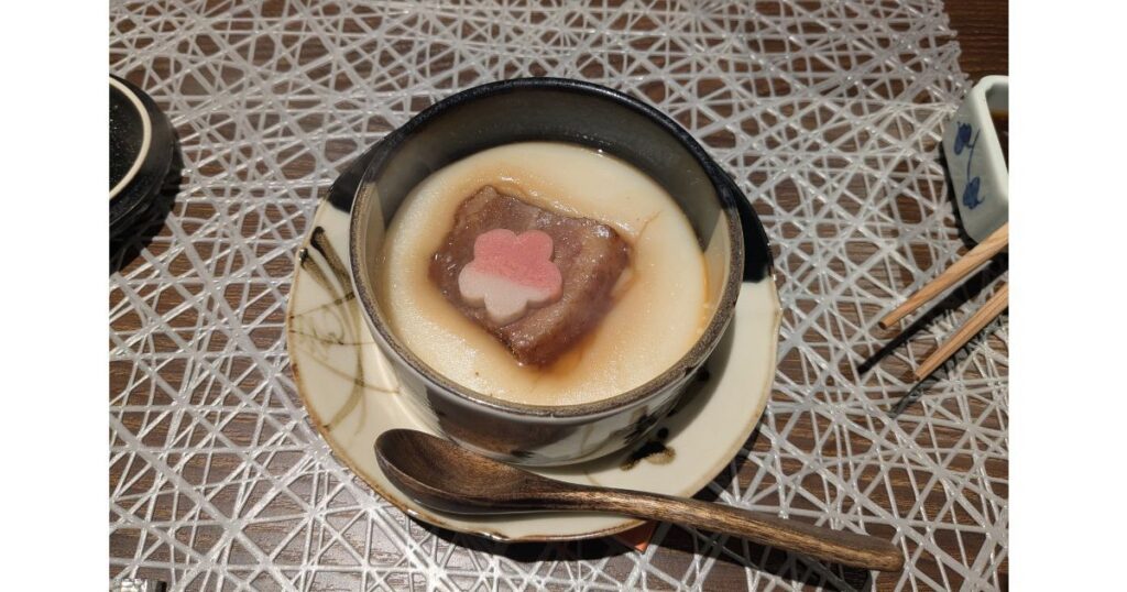 湯元館の夕食で提供される湯元館伝統の味「豚の角煮とじゃが芋ピューレ」 (Traditional simmered pork belly with potato puree served at Yumotokan)
