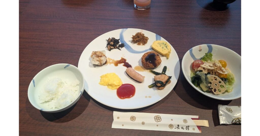 湯元館の朝食ビュッフェで盛り付けた和洋折衷のお料理プレート (Breakfast buffet plate with Japanese and Western dishes at Yumotokan)
