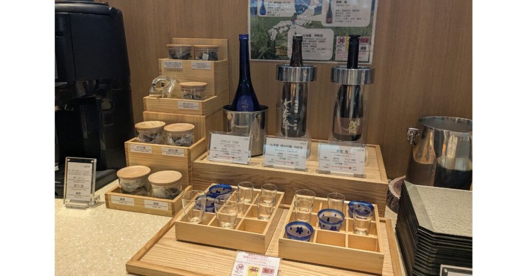 湯元館の朝食ビュッフェで提供されている地酒・日本酒の飲み比べコーナー (Sake tasting corner offered at Yumotokan breakfast buffet)
