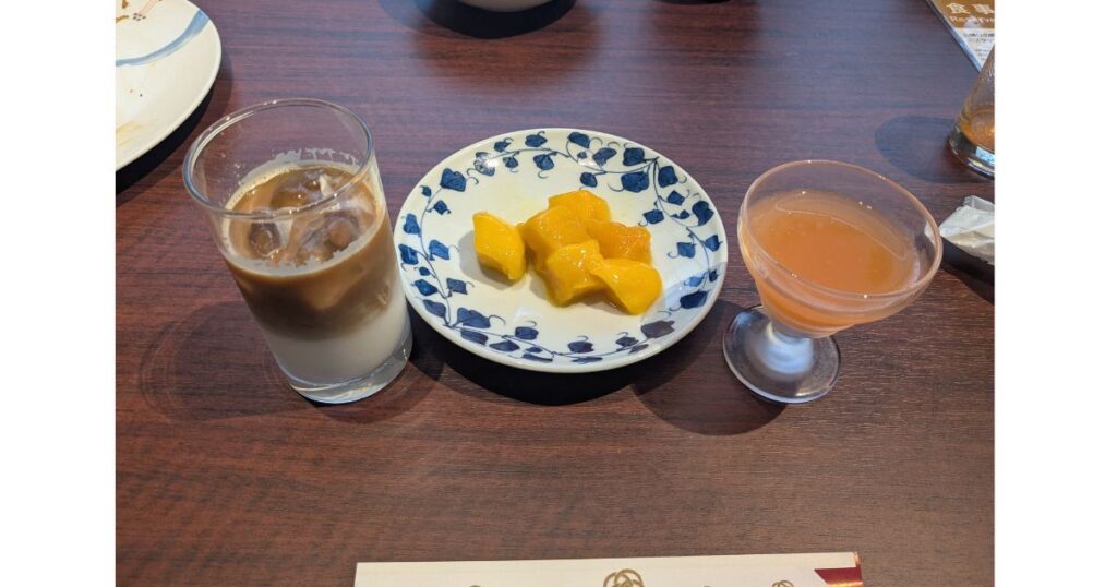 湯元館の朝食ビュッフェで味わえるカットマンゴーとアイスコーヒー (Cut mangoes and iced coffee enjoyed at Yumotokan breakfast buffet)

