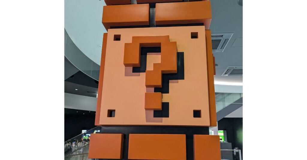 ニンテンドーミュージアム館内の大きなハテナブロックオブジェ (Giant Question Mark Block figure at Nintendo Museum in Kyoto)
